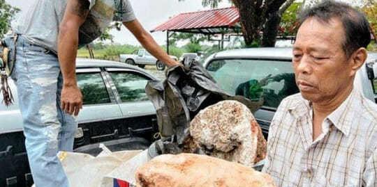 万博max泰国渔夫在海滩上捡到一大块“岩石”谁知这东西竟价值两千万